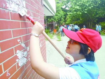 志愿者清理衛(wèi)生無(wú)死角