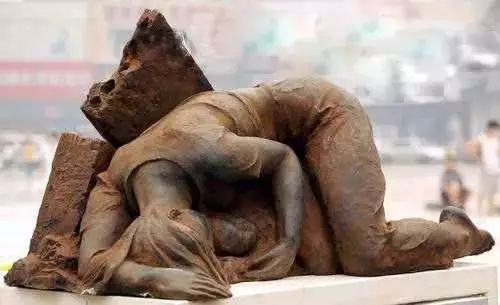 河南暴雨，她把女兒高高舉起：如果你還活著，一定要記得我愛你！